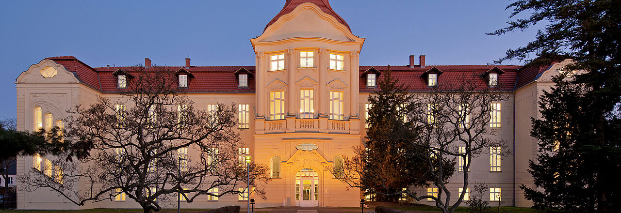 Deutsches Rotes Kreuz DRK, Gebaeude / Architektur / Immobilien, DRK Generalsekretariat Berlin Lichterfelde, ehemaliges Rittberg-, Aussenansichten, Rittberghaus, Rittberg-Haus, Eingang, Vorderansicht, Dämmerung, Mittelrisalit